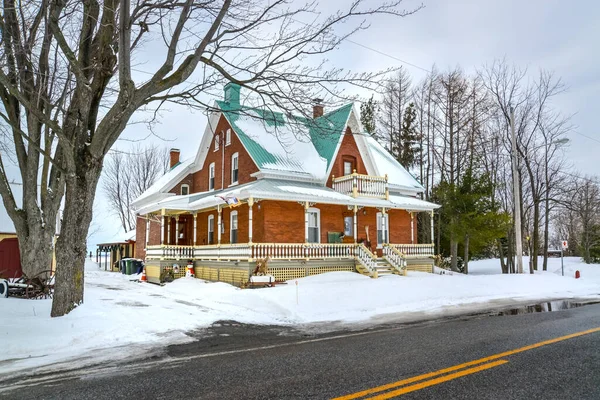 Quebec 'te bir köy sırasındaki tipik eski Kanadalı evi