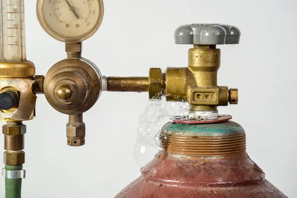 Endüstriyel Kaynak Için Kırmızı Gaz Silindiri Çevirmeli Vanalı Başlıklı — Stok fotoğraf