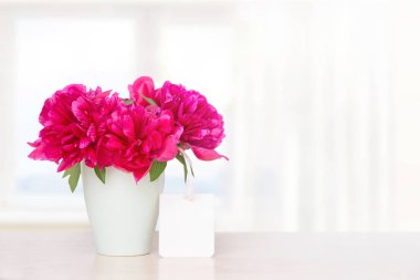 Tahta bir masadaki vazoda bir buket çiçek.