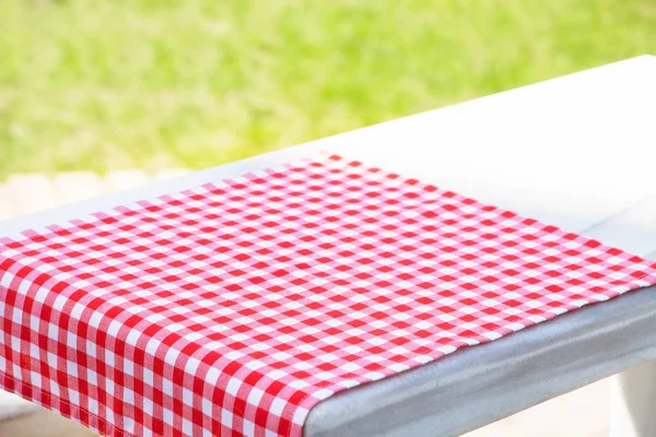 テーブルの上のケージの赤いテーブル クロス — ストック写真