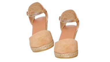 Beyaz arkaplanda izole edilmiş bir çift ayakkabı