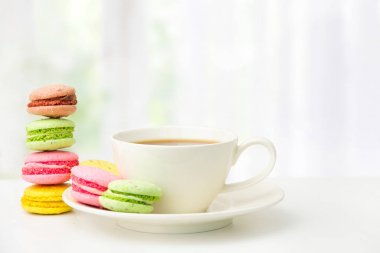 Fransız makarnaları ve masada bir fincan çay