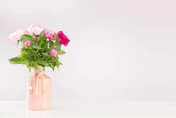 Beyaz Bir Masadaki Vazoda Bir Buket Çiçek - Stok İmaj