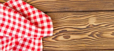 Ahşap kahverengi bir masada buruşmuş kumaş peçete.