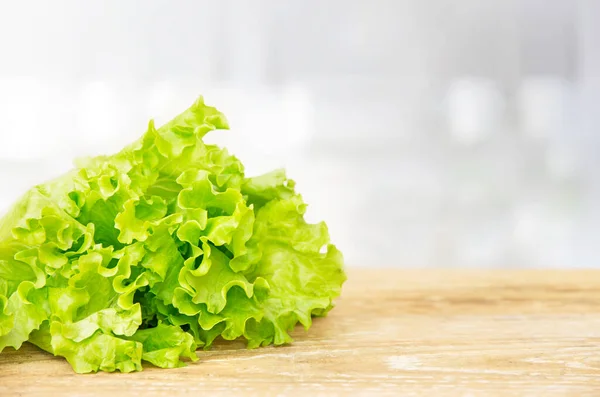 テーブルの上の新鮮な緑のサラダ — ストック写真