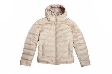 Beyaz arka planda izole edilmiş sentetik yastıklı bej ceket