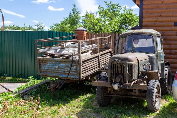 Oude verwoeste auto — Stockfoto