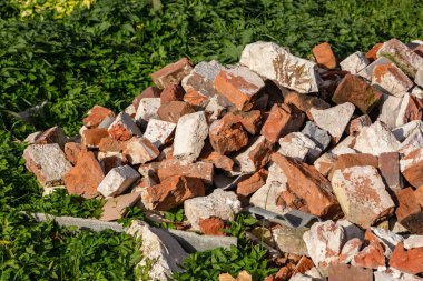 Kırmızı tuğla kırık. İnşaat atıkları