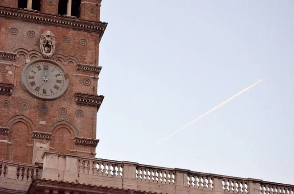 Historisch Gebouw Met Een Toren Klok Rome — Stockfoto
