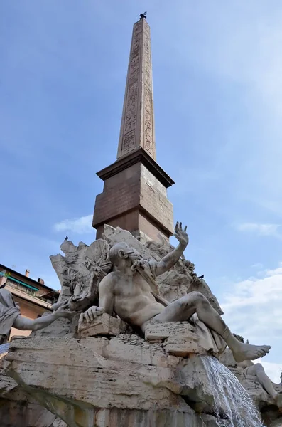 Fonte Com Obelisco Egípcio Roma — Fotografia de Stock