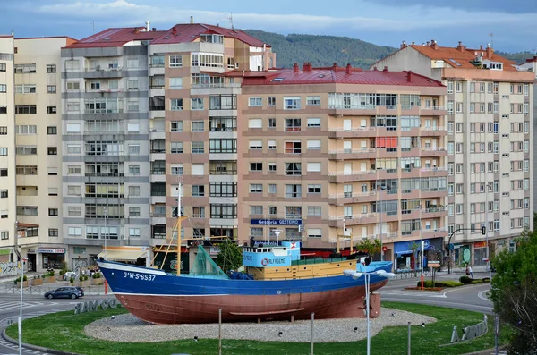Vissersboot Het Versieren Van Een Rotonde Stad — Stockfoto