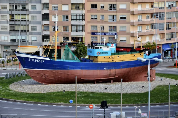 Barca Pesca Che Decora Una Rotonda Città — Foto Stock