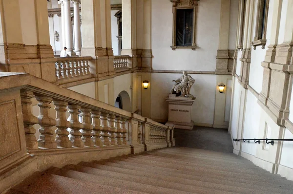 Escadas Estátua Antigo Palácio Milão — Fotografia de Stock