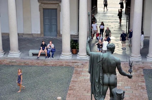 Binnenplaats Van Een Oud Paleis Milaan Met Een Bronzen Standbeeld — Stockfoto