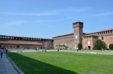 Milano 'da bir şatonun iç avlusunda