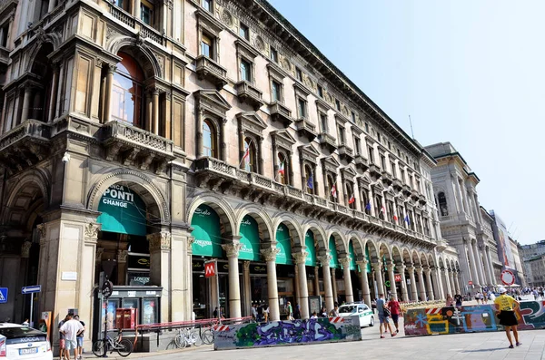 Budynek Słynnym Placu Mediolanie — Zdjęcie stockowe