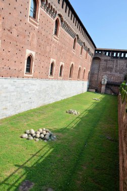Milano 'daki kale hendeğinde gülleler.