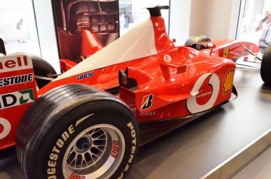 Formula 1 aracı Milano 'daki bir mağazada sergileniyor