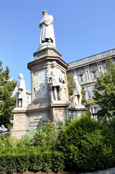 Monument Leonardo Vinci Milan — Stock Photo, Image