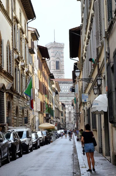 Enge Straße Und Die Kathedrale Von Mailand — Stockfoto