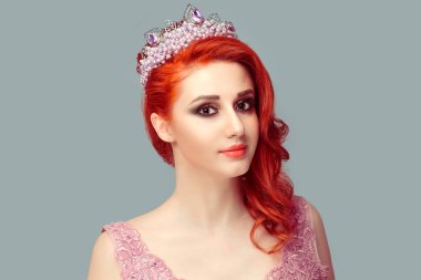 Güzellik kraliçesi poz. Sen kamera gurur kendini önemli crown adlı kafasına dalgın arayan ciddi emin Kızıl kıvırcık kadın portresi yakın kopya alanı ile ışık yeşil gri arka plan üzerinde izole