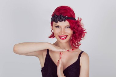 Zaman aşımı jest ışık gri arka plan üzerinde izole elleri ile gösterilen Closeup genç sakin mutlu 20s retro tarzı kadın portre. Olumlu insan duygu yüz ifadelerini beden dili tepki tutum