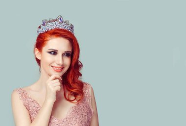 Daydream. Güzellik kraliçesi kız kadın oyuncu özledim ellerini yüzüne gülen tarafa ararken en iyi başarı için umut bir yarışma parlak gelecekteki kariyer kazanma görebilirim. Tam makyaj dumanlı gözler 
