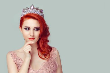 Düşünme. Mutlu portre tatlı güzellik kraliçesi kız kadın oyuncu Bayan uzak izole yan yeşil duvar arka plan kopya alanı ile seyir karar taç. İnsan yüzü ifade, duygu beden dili