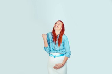 Çekici gülen kız mavi oğlum olacak ve yumruk ile mavi arka plan üzerinde kutluyor kurdele ile hamile karnıma dokunmaktan. Evet! Bir çocuk kavramı olacaktır. Karışık ırk modeli, latin Latin asıllı İrlandalı kadın
