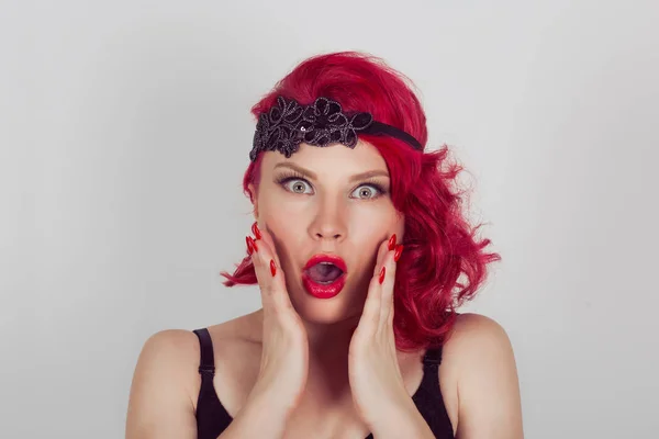 Zaskoczony Ruda Piękna Kobieta Fryzury Retro Ręce Policzkach Otwarte Usta — Zdjęcie stockowe