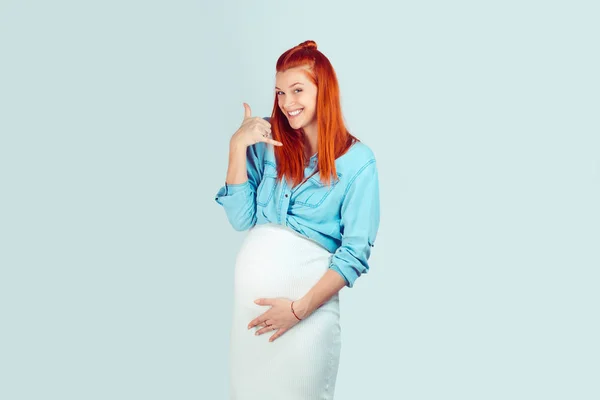 Menina Ruiva Encantadora Com Barriga Grávida Segurando Mão Fazendo Gesto — Fotografia de Stock