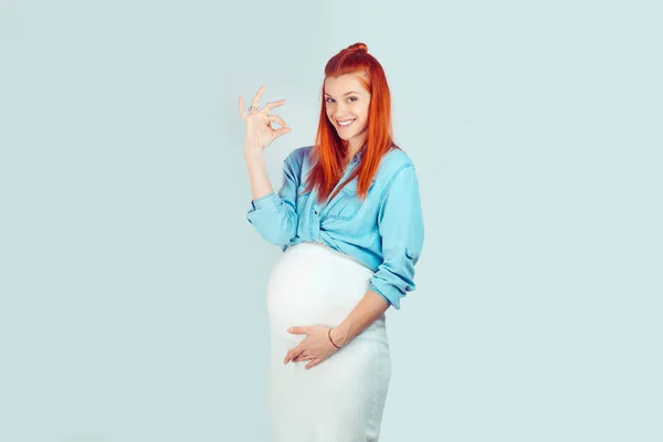 Adorável Jovem Grávida Roupa Elegante Tocando Barriga Suavemente Mostrando Gesto — Fotografia de Stock