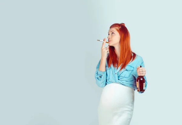 Dikkatsiz Kız Bebek Için Bekleyen Açık Mavi Renkli Alkol Sigara — Stok fotoğraf