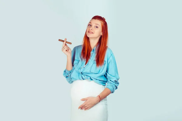 Jeune Rousse Belle Femme Touchant Ventre Enceinte Tenant Cigare Regardant — Photo