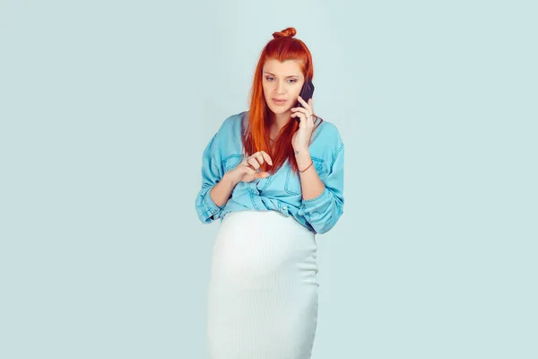 Menina Ruiva Jovem Esperando Bebê Ter Telefonema Olhando Para Longe — Fotografia de Stock