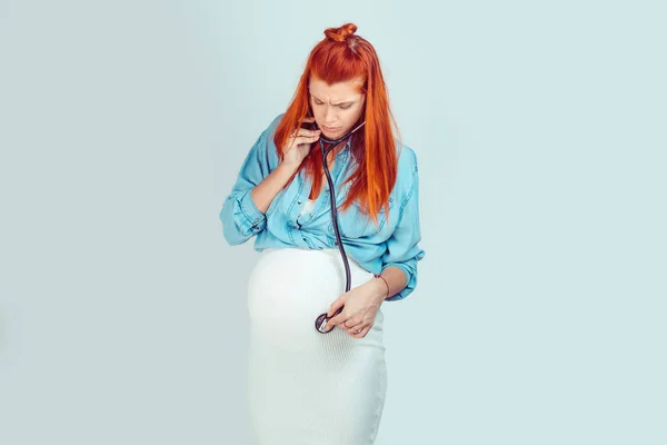 Mladý Zázvor Těhotná Žena Pomocí Stetoskopu Poslechu Baby Obav Izolované — Stock fotografie