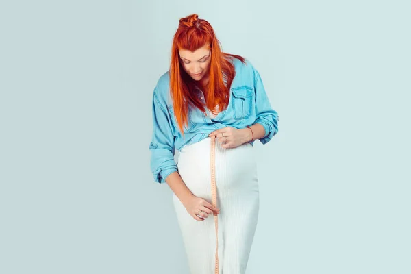 Menina Ruiva Elegante Vestido Branco Medindo Barriga Grávida Com Fita — Fotografia de Stock