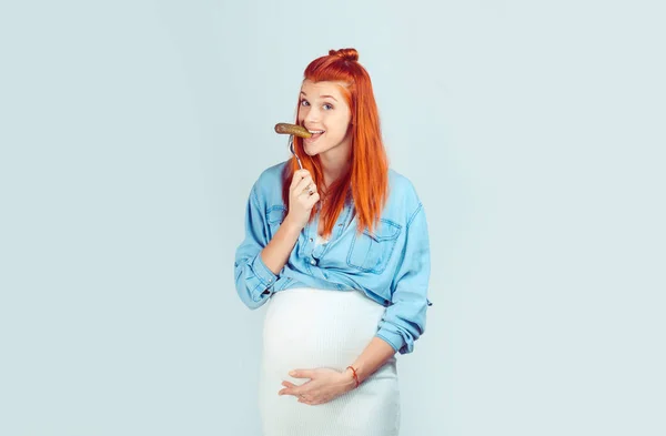 Während Der Schwangerschaft Immer Hungrig Wunderbare Rothaarige Frau Hält Hand — Stockfoto