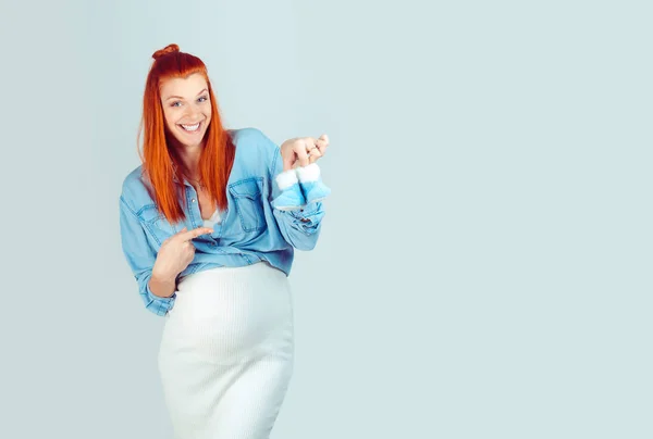 Menina Feliz Encantadora Esperando Criança Mostrando Adorável Minúsculos Sapatos Bebê — Fotografia de Stock