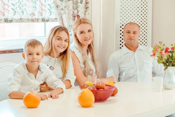 Homem Mulher Adultos Com Menina Adolescente Menino Todos Vestindo Branco — Fotografia de Stock