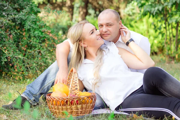 Alegre Adulto Homem Mulher Abraçando Grama Verde Com Balde Frutas — Fotografia de Stock