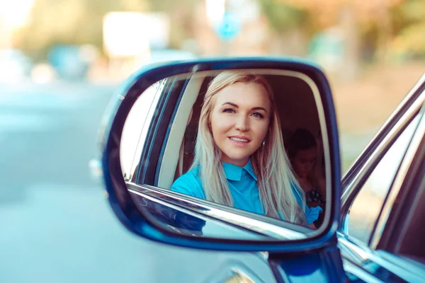 Reflexión Espejo Lateral Del Coche Hermosa Mujer Adulta Camisa Azul — Foto de Stock