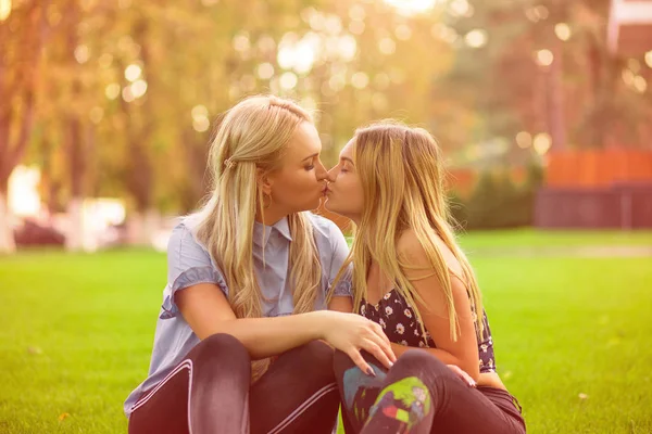 Donna Figlia Adolescente Che Baciano Mentre Coccolano Sul Prato Verde — Foto Stock