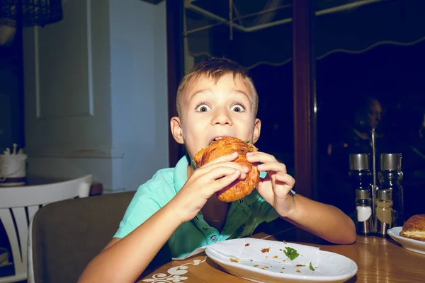 Bedårande Lekfulla Pojken Gör Ansiktet Medan Bita Läckra Paj Måltid — Stockfoto