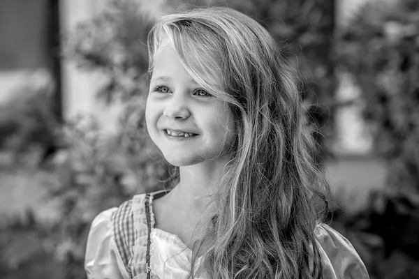 Harika Küçük Kız Gülümseyerek Mutlu Bir Şekilde Uzağa Bakarken Uzun — Stok fotoğraf