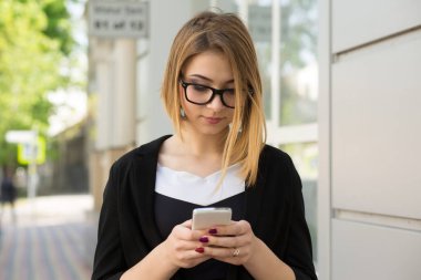 İnternet ve sosyal medya profil, tarama taksi çağırmak için smartphone uygulama kullanarak bir ileti gönderme dalgın çekici trendy kadın kız dışında alışveriş merkezi mağaza ofis manifatura, yakın