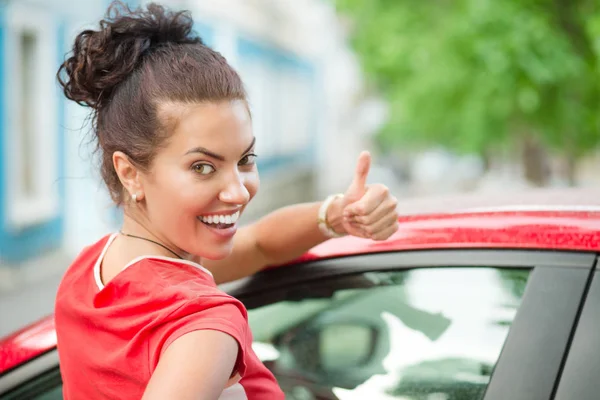 Hermosa Joven Conductora Dando Pulgares Hacia Arriba Mostrando Coche Con — Foto de Stock