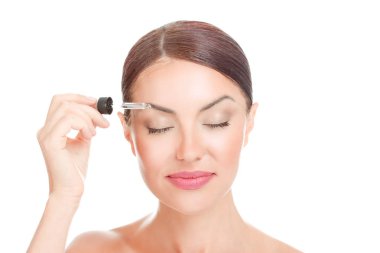Kaş kadın Serum için. Kadın kapalı gözler, kaşları için güçlü serum özü yağlar uygulamak ve büyüme çözüm gülümseyen mutlu izole üzerinde beyaz arka plan ile. Karışık yarış latina kız