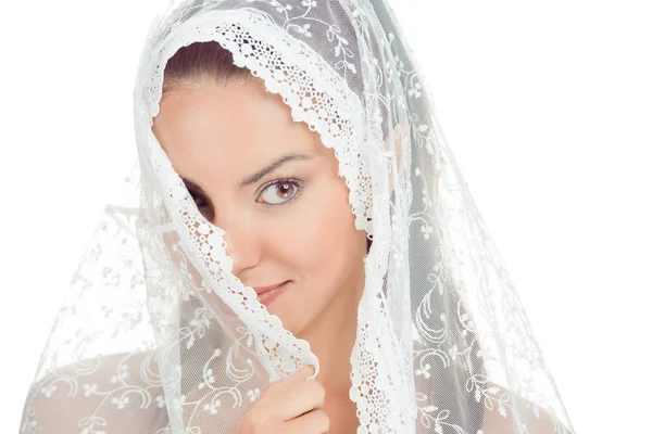 美しい恥ずかしがり屋の花嫁ファッション結婚式スタイルの白い背景で顔を覆っています 若いゴージャスな花嫁のポートレート クローズ アップ 結婚式 スタジオ撮影します 彼女の顔の上にベールを持つ白の肖像画の女性 — ストック写真