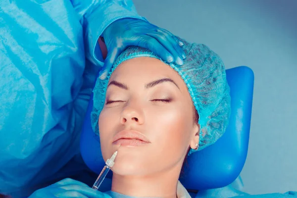 Närbild Porträtt Läkare Händer Och Patienten Kosmetiska Botulinum Toxin Filler — Stockfoto